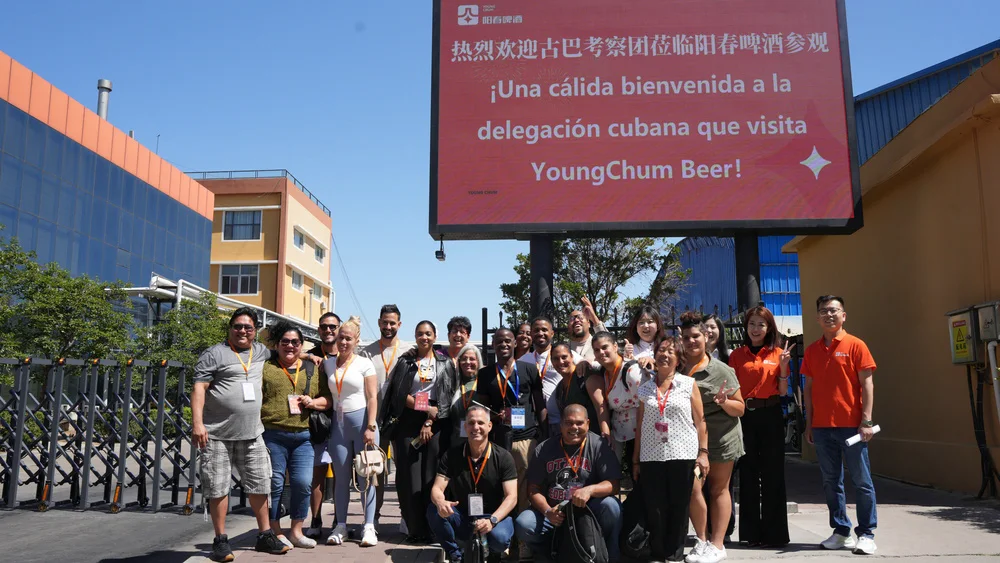 Cuban business delegation visiting Young Chum Beer production base